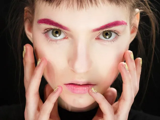 Colorful pink eyebrows from Lanyu Fall 2017
