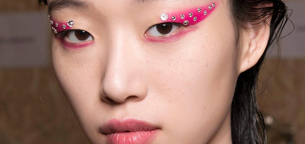 10 Cool Ideas To Add Rhinestones In Your Makeup Routine