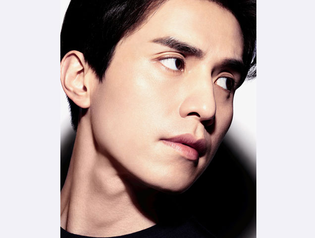 Lee Dong-Wook Is the Face of the New Boy de Chanel Makeup Collection -  theFashionSpot
