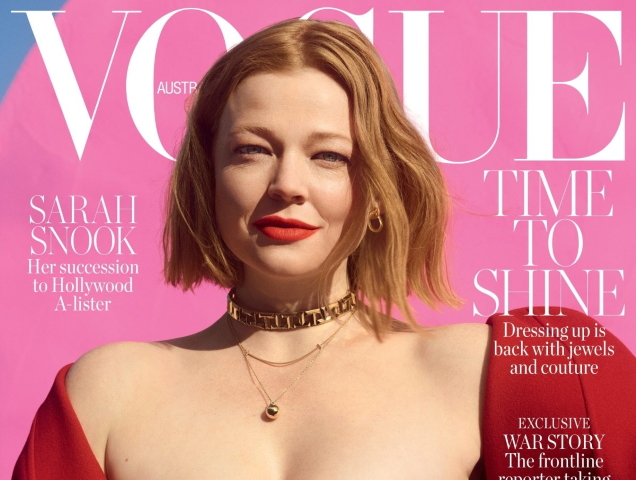 Vogue Australia November 2021 : Sarah Snook by Simon Eeles