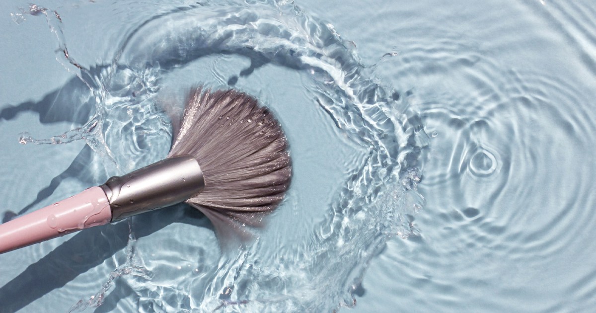 How to Easily wash your makeup brushes! 