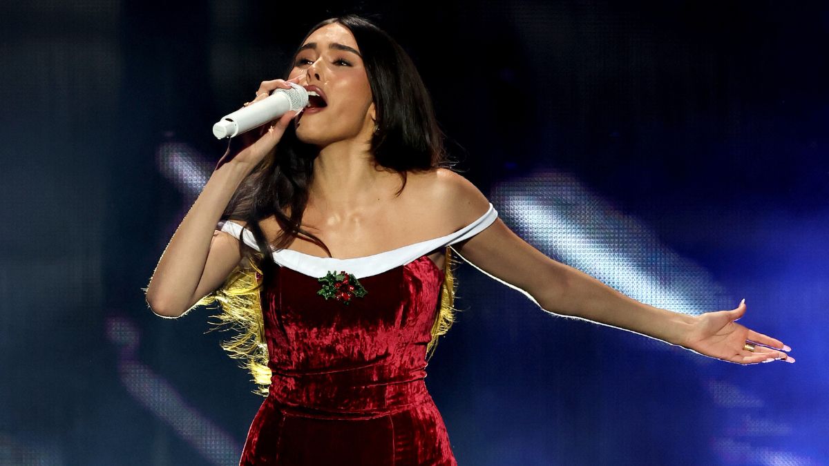Madison Beer Embraces Christmas Spirit in Mistletoe-Adorned Dress - theFashionSpot Madison Beer Embraces Christmas Spirit in Mistletoe-Adorned Dress - theFashionSpot