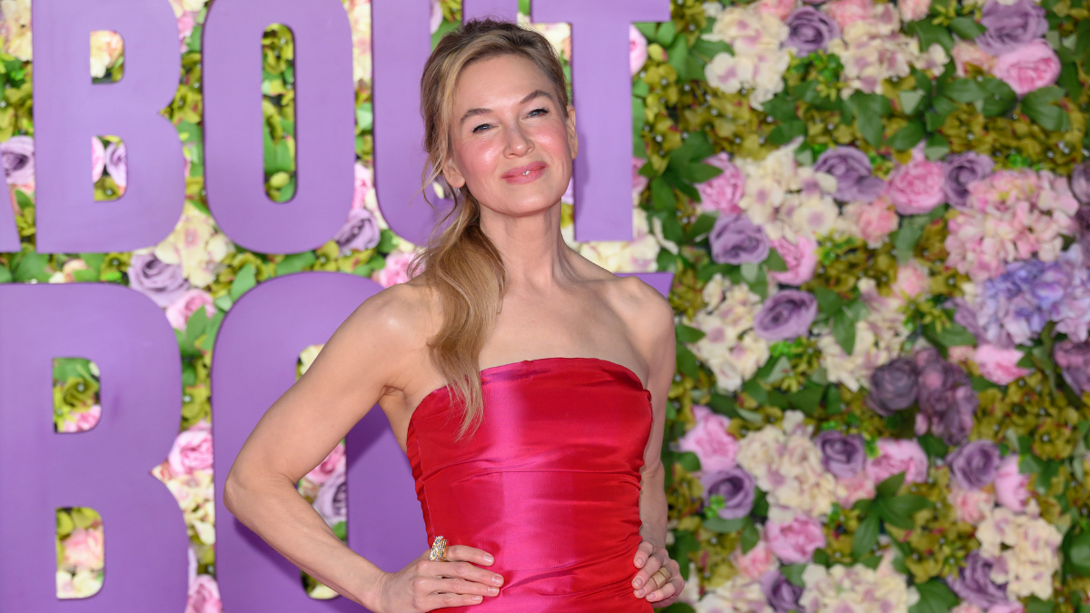 Renee Zellweger Poses at 'Bridget Jones 4' Premiere in Balmain Dress -  theFashionSpot, image size:1200x675