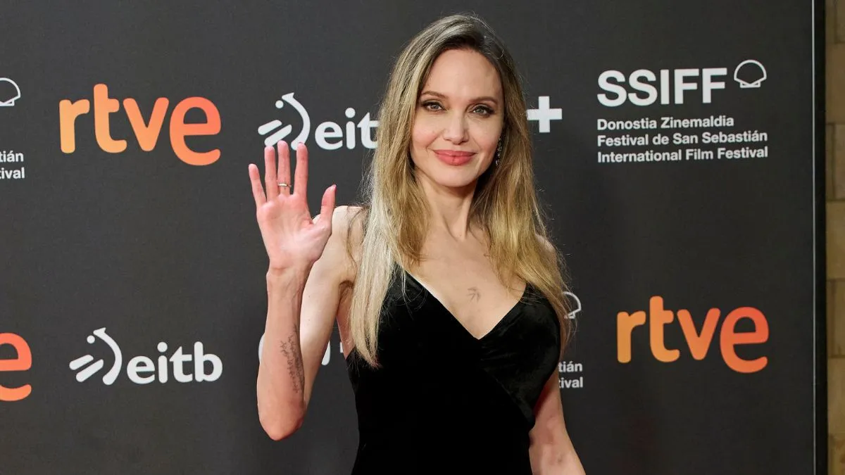 angelina jolie black velvet dress Angelina Jolie wearing Atelier Versace Black Velvet Gown