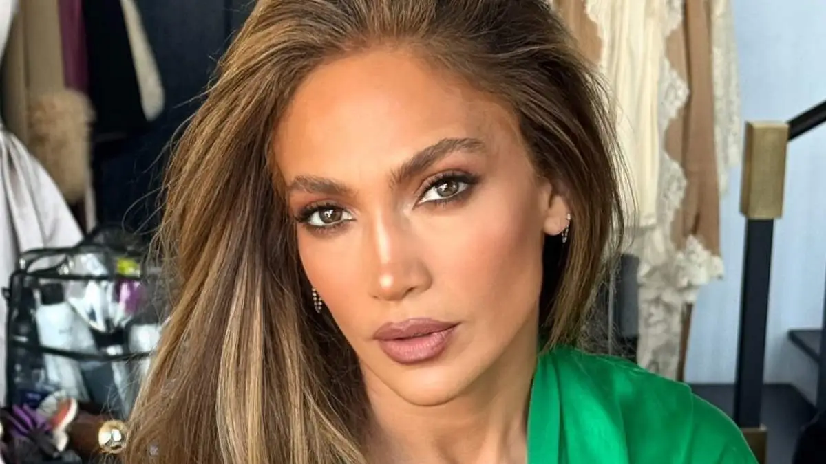 Jennifer Lopez's New Photos in a Dressing Gown Have Fans Calling Her 'The  Doll' - theFashionSpot
