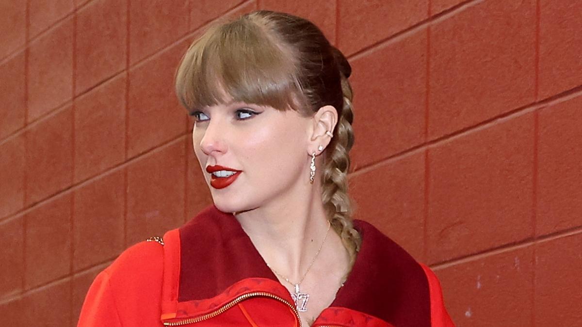 Taylor Swift Is Ready for Christmas in $625 Stella McCartney