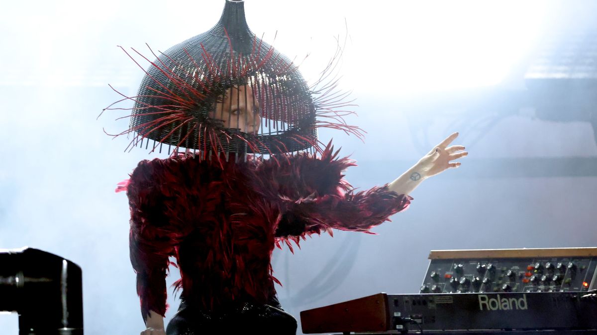 Lady Gaga's Alexander McQueen Look Features Birdcage-Inspired Headpiece -  theFashionSpot