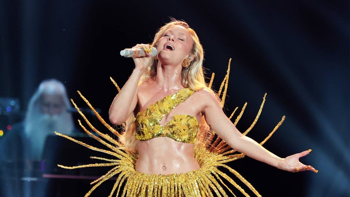 トップス MillionS Zara Larsson Becomes the 'Midnight Sun' in Bra Top & Skirt at