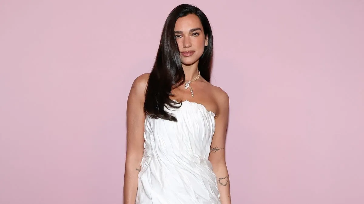 Dua Lipa x Versace ノースリーブワンピース Dua Lipa's $8K Strapless Versace Dress Is Boldly Bridal-Coded