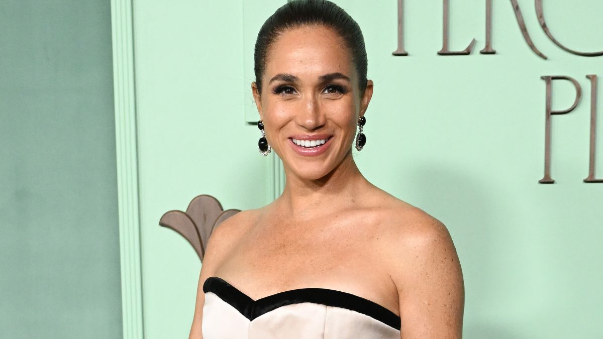 Meghan Markle's Figure-Hugging Oscar de la Renta Dress Is So Bridal-Coded -  theFashionSpot