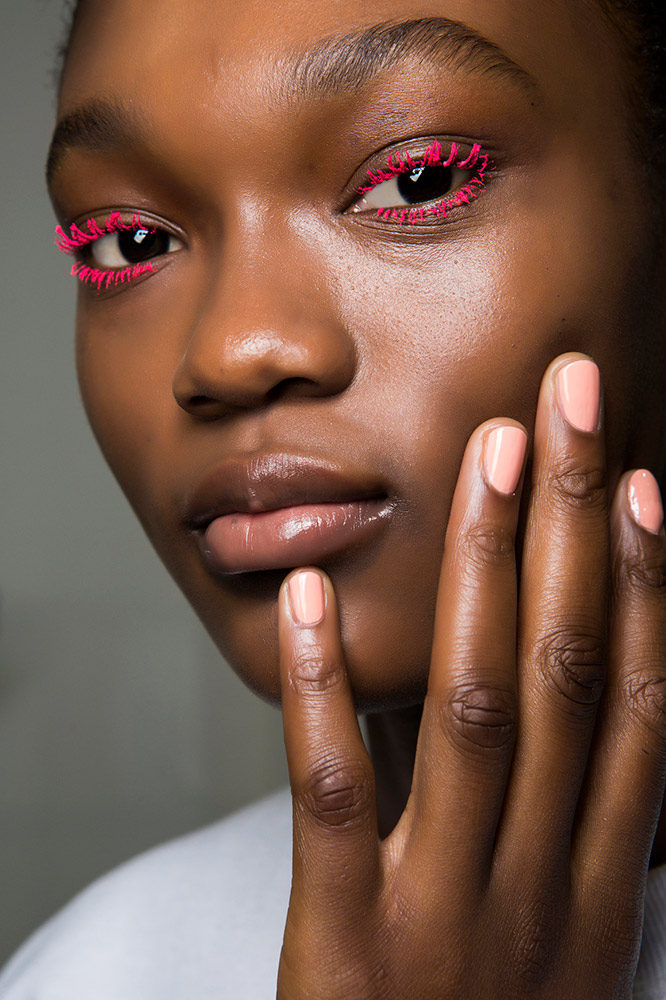 sav overdraw Dyrke motion 19 Runway-Approved Ways to Wear Colored Mascara This Season - theFashionSpot