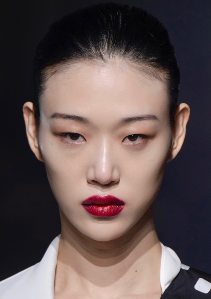 19 Unique Ways to Wear Red Lipstick This Holiday Season #4