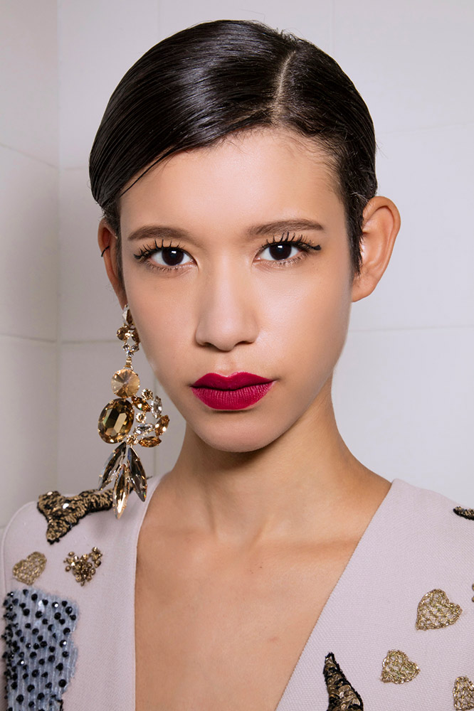 19 Unique Ways to Wear Red Lipstick This Holiday Season #11
