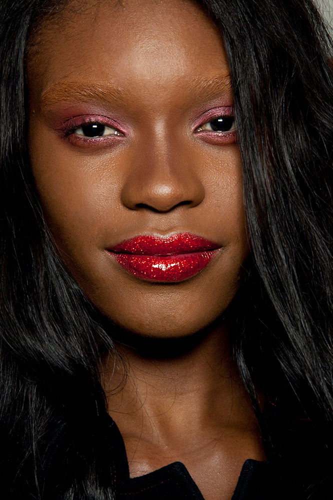 19 Unique Ways to Wear Red Lipstick This Holiday Season #9