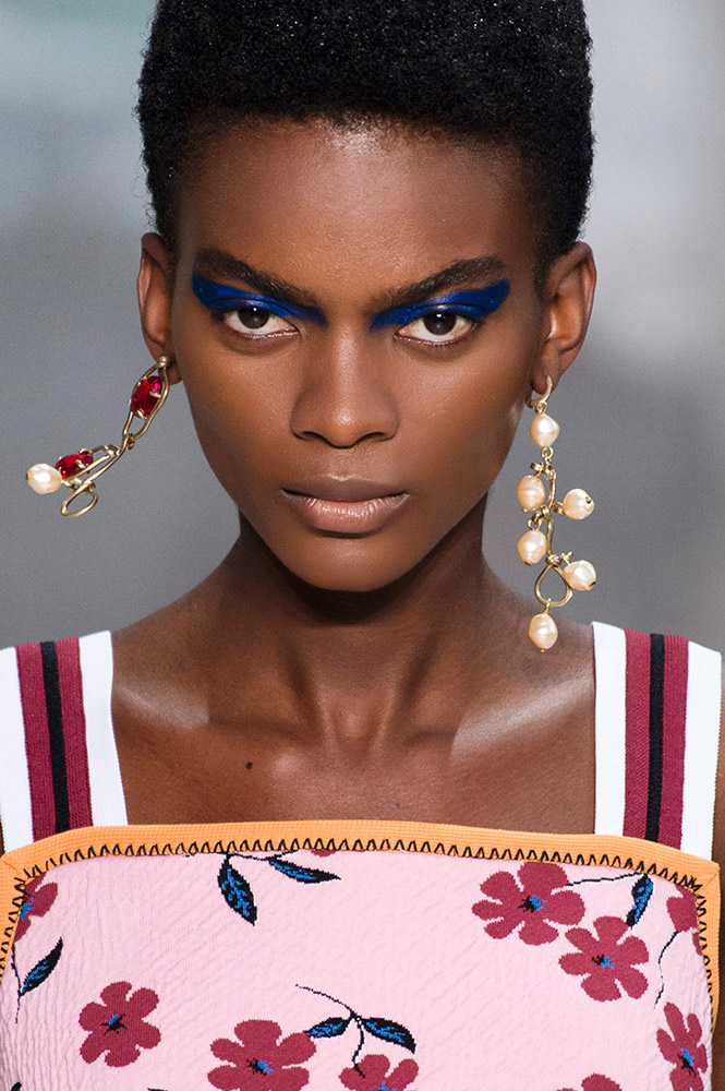 Spring 2018 Beauty Trend: Ultra Bright Eye Makeup - theFashionSpot