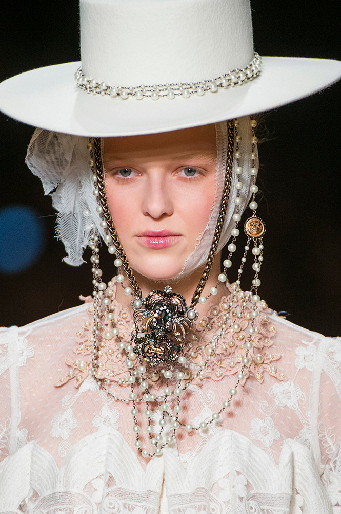 Pearls Are Making a Comeback for Spring 2018 - theFashionSpot
