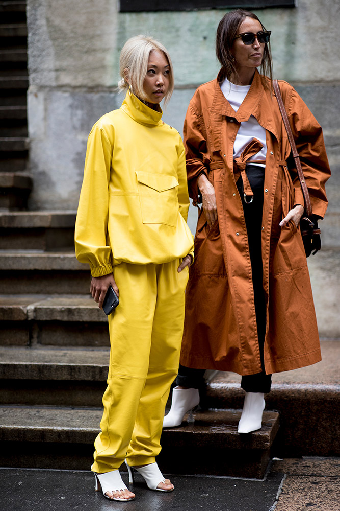 42 Rainy Day Street Style Snaps From New York Fashion Week - theFashionSpot