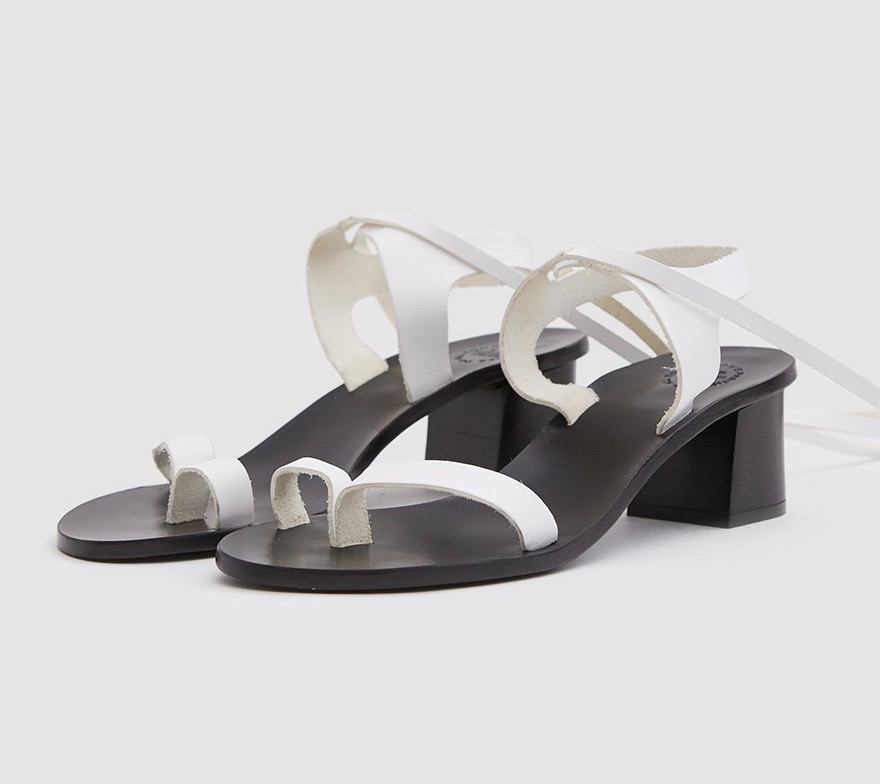 18 Toe-Ring Sandals to Rock This Summer - theFashionSpot