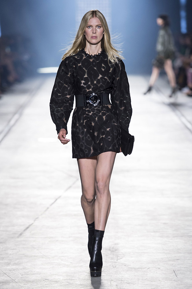 Versace Spring 2016 Runway - theFashionSpot