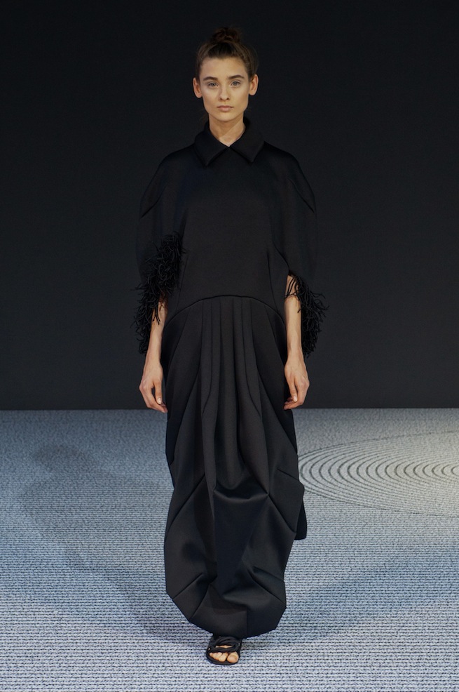 Viktor & Rolf Go All Black for Haute Couture Fall 2013 - theFashionSpot